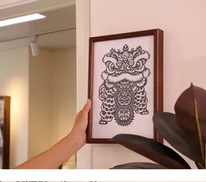 Vue détaillée d'un cadeau d'art traditionnel chinois de découpage de papier de danse du lion.