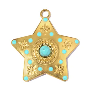Vista detallada de un colgante de estrella en acero dorado con incrustaciones de turquesa