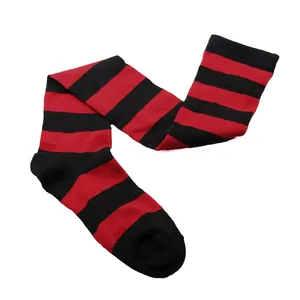 Vue détaillée des chaussettes montantes à rayures rouges et noires pour fêtes costumées