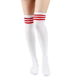 Detailweergave van witte over-de-knie sokken met een klassiek rood drie-strepen patroon