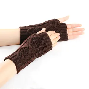 Gros plan de mitaines en tricot torsadé marron avec un motif en losange détaillé