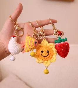 Handgemaakte gehaakte sleutelhangers met kip vis zonnebloem en aardbei motieven sets