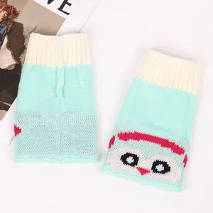 Détail de ces jambières tricotées vert menthe avec un motif jacquard de chouette mignon.