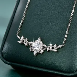 Λεπτομερές κοντινό πλάνο περιλαίμιου moissanite με σχέδιο λουλουδιών και φύλλων