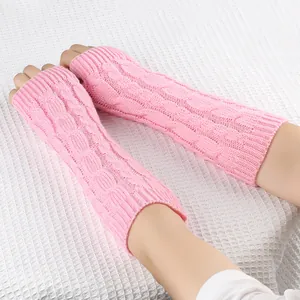 Primo piano della trama a treccia rosa di questi scaldabraccia lunghi e senza dita