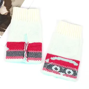 Détail de jambières en tricot avec des motifs de rayures jacquard rouge et bleu marine