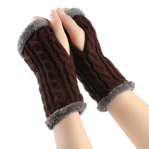 Détail de gants tricotés sans doigts avec bordure en fausse fourrure grise pour l'hiver