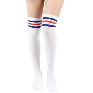 Detailweergave van witte kniekousen met blauwe en rode strepen op modelbenen