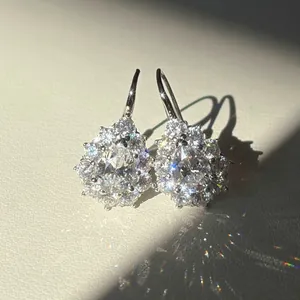 Detalle de los pendientes de moissanita en forma de gota con refracción de colores