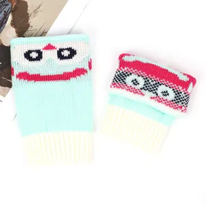 Vue détaillée de guêtres en tricot jacquard dessin animé pour femmes aux couleurs pastel