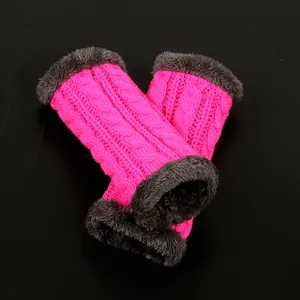 Détail de mitaines en maille torsadée rose avec bordure en fausse fourrure grise et polaire