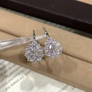 Primer plano detallado de pendientes de moissanita con forma de gota y copo de nieve plata