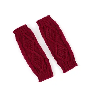 Gros plan détaillé de mitaines en tricot torsadé bordeaux avec motif en losange