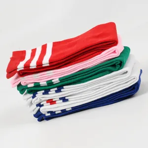 Stapel kleurrijke over-de-knie sokken met drie strepen in rood, roze, groen, wit en blauw