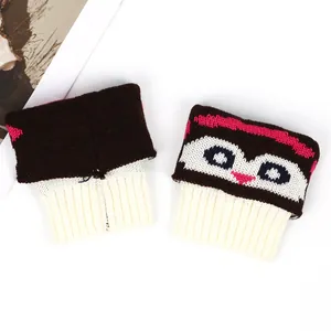Vue détaillée de jambières en tricot pingouin mignon avec motif jacquard et texture