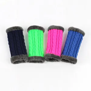 Mitaines épaisses en tricot torsadé en quatre couleurs avec bordure en fausse fourrure.