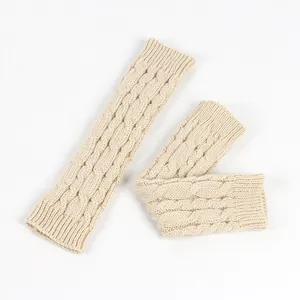 Dettaglio di scaldabraccia beige a maglia intrecciata con morbida trama di lana.