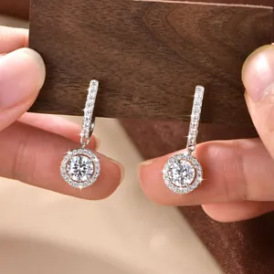 Detailansicht eleganter Moissanit-Halo-Ohrhänger mit 14-karätiger Goldfüllung.