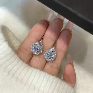 Primer plano de pendientes de moissanita con forma de gota y diseño de copo de nieve.