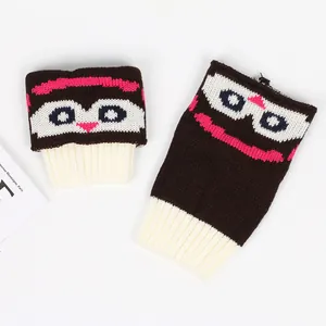 Mignonnes jambières tricotées avec motif de chouette et bordures en côtes crème