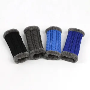 Détail de la maille torsadée et de la doublure chaude en fausse fourrure des mitaines