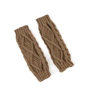 Vue détaillée des chauffe-bras en tricot marron avec motif torsadé et losanges.