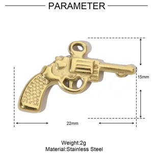 Vue détaillée d'un petit pendentif pistolet en acier inoxydable doré avec mesures.