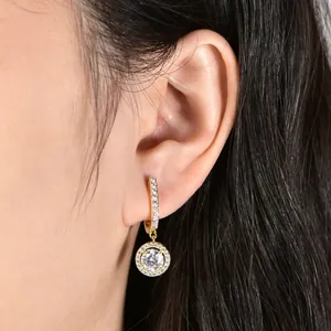Elegante 14k goldgefüllte Ohrringe mit einem glänzenden runden Moissanit-Halo-Anhänger.