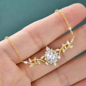 Κοντινή λεπτομέρεια του κολιέ moissanite με επιχρύσωση 14k και σχέδιο κλαδί λουλουδιού