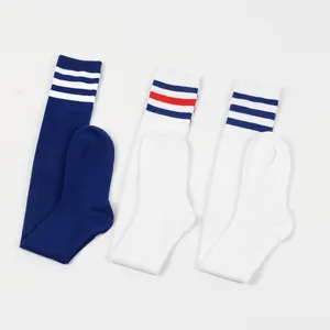 Gedetailleerde platte weergave van drie paar gestreepte dijhoge sokken in blauw en wit.
