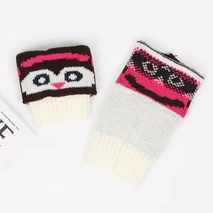 Vue détaillée de jambières en tricot jacquard dessin animé avec motifs roses et bruns
