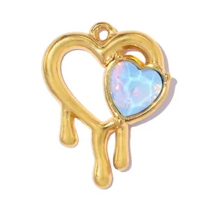 Vue détaillée d'un pendentif cœur fondant en acier inoxydable doré avec une pierre bleue