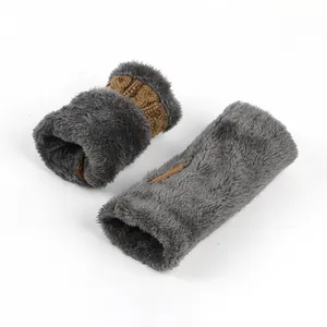 Détail de la doublure pelucheuse douce et du motif torsadé marron sur mitaines grises