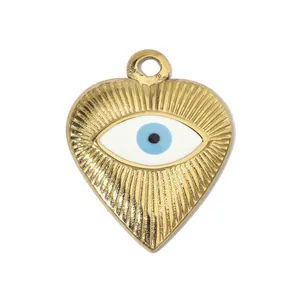 Pendentif en forme de cœur plaqué or avec détail d'œil protecteur gravé en acier