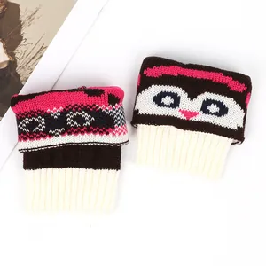 Vue détaillée de revers de bottes tricotés avec motifs de dessins animés mignons