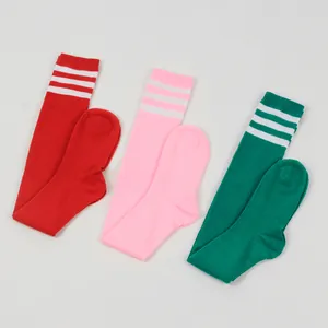 Detailweergave van kleurrijke kniekousen met drie strepen in rood, roze en groen voor dames