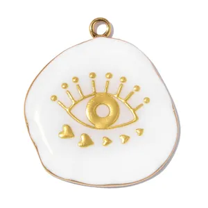 Detalle de un colgante de esmalte blanco con ojo turco y corazones dorados para joyería