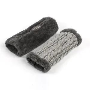 Vue détaillée montrant la texture en maille torsadée et la doublure en peluche de ces mitaines