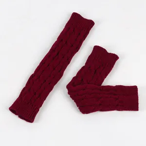 Comodi scaldabraccia lunghi in maglia bordeaux a trecce senza dita per autunno inverno