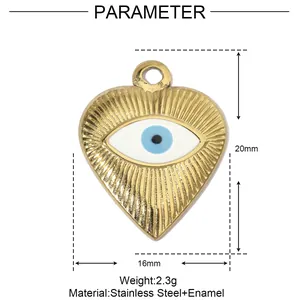 Vue détaillée d'un pendentif cœur en acier inoxydable doré avec un œil protecteur