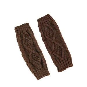 Vue détaillée de mitaines en tricot torsadé marron foncé avec un motif diamant.