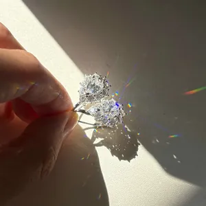 Primer plano de pendientes de moissanita en forma de gota con reflejos de arcoíris