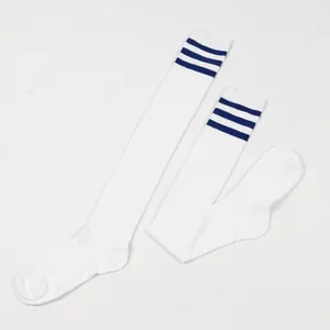 Witte overknee sokken met klassieke donkerblauwe drievoudige strepen aan de bovenkant