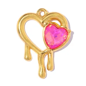 Vue détaillée d'un pendentif en forme de cœur doré avec une pierre rose gemme