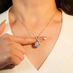 Κοντινό πλάνο κομψού μενταγιόν infinity με πέτρα moissanite σε σχήμα δάκρυ