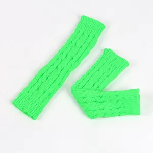 Vista ravvicinata di manicotti verde neon con un motivo decorativo a maglia a trecce.