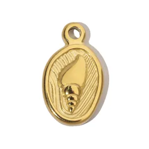 Gros plan d'un pendentif ovale en acier doré avec un motif de coquillage en relief.