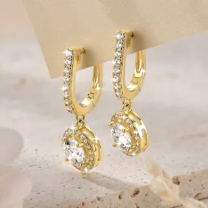 Nahaufnahme von 14k goldgefüllten Moissanit-Ohrringen mit Halo-Anhänger-Design