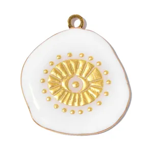 Vista detallada del colgante de esmalte blanco con motivo de ojo turco en dorado