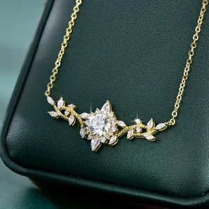 Κοντινό πλάνο κολιέ με μωασανίτη 14k χρυσό και σχέδιο με λουλούδια και φύλλα